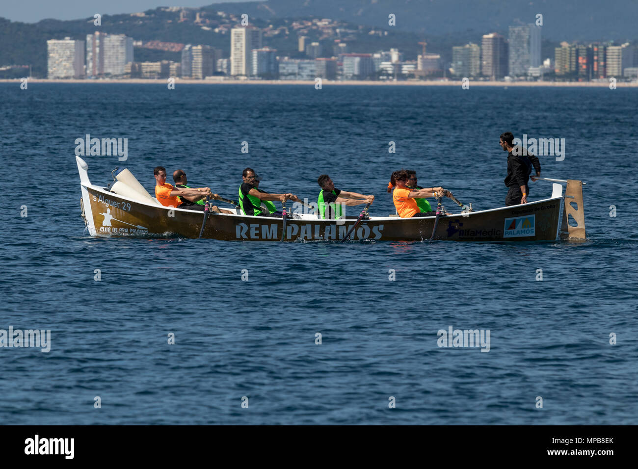 Il team di canottaggio sull'oceano di Palamos, Costa Brava in Spagna. 05. 20. 2018 Spagna Foto Stock
