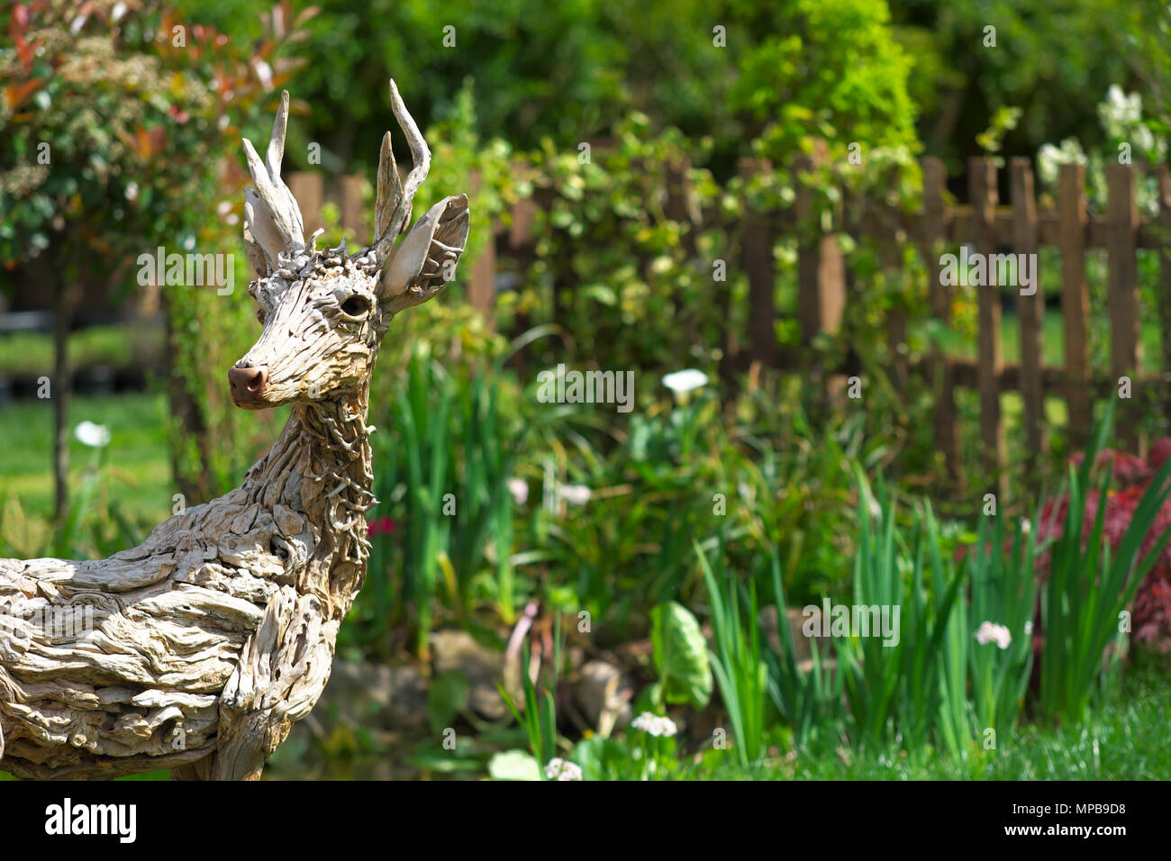 Giardino arte un driftwood cervi figura in una mostra al giardino RHS Malvern Foto Stock