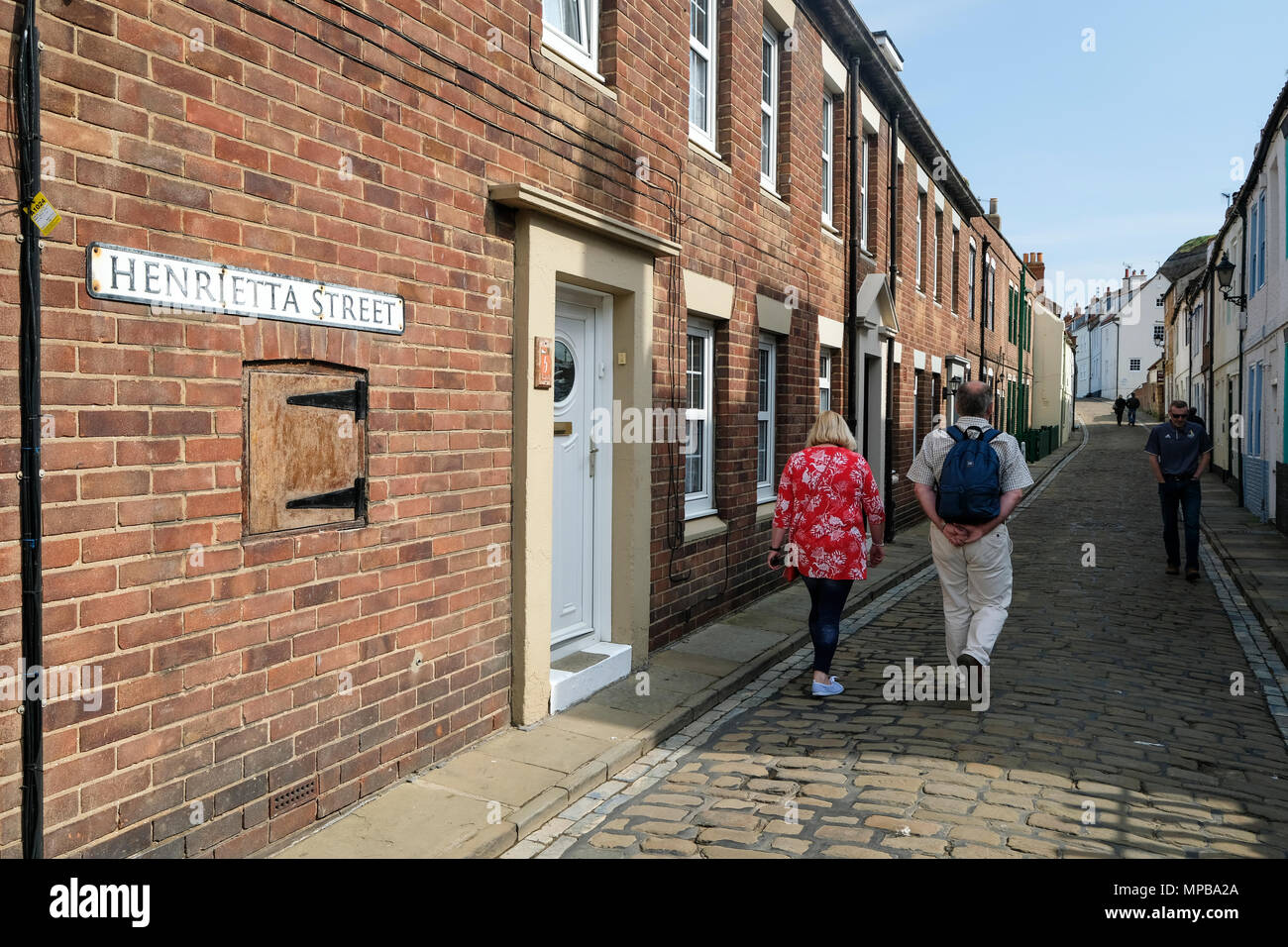 Strada di ciottoli a Whitby, Yorkshire Foto Stock