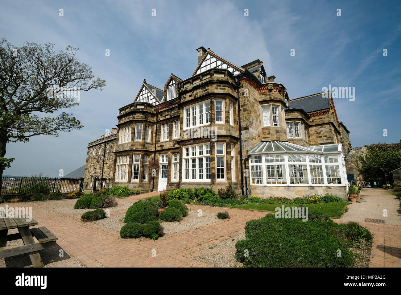 L'imponente Abbazia House Youth Hostel a Whitby Yorkshire Foto Stock