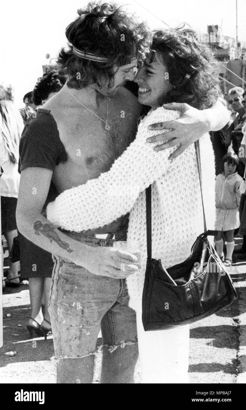 In grado marinaio SEVE BRADSHAW (20) è accolto a casa con la sua fidanzata di ANITA VINECOMBE (21) da EXETER quando banana boat GEESPORT ARRIVATI A PORTSMOUTH DAL FALKLANDS DOVE ERA STATO NELLA TASK FORCE PER PROTEGGERE LE ISOLE FALKLAND dall'argentino invasione PIC MIKE WALKER,. PORTSMOUTH. 1982 Foto Stock