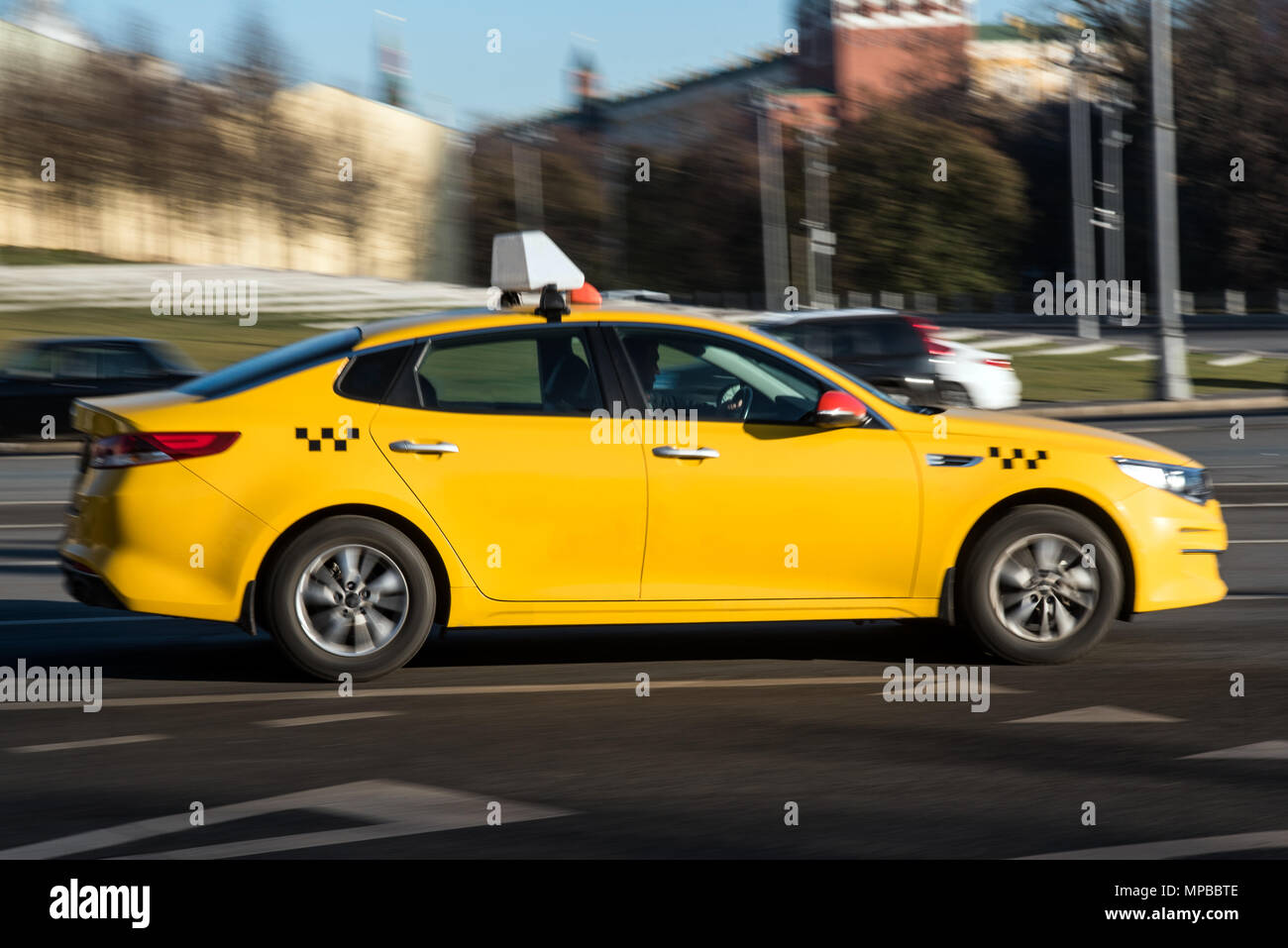 Giallo taxi in movimento su una strada Foto Stock