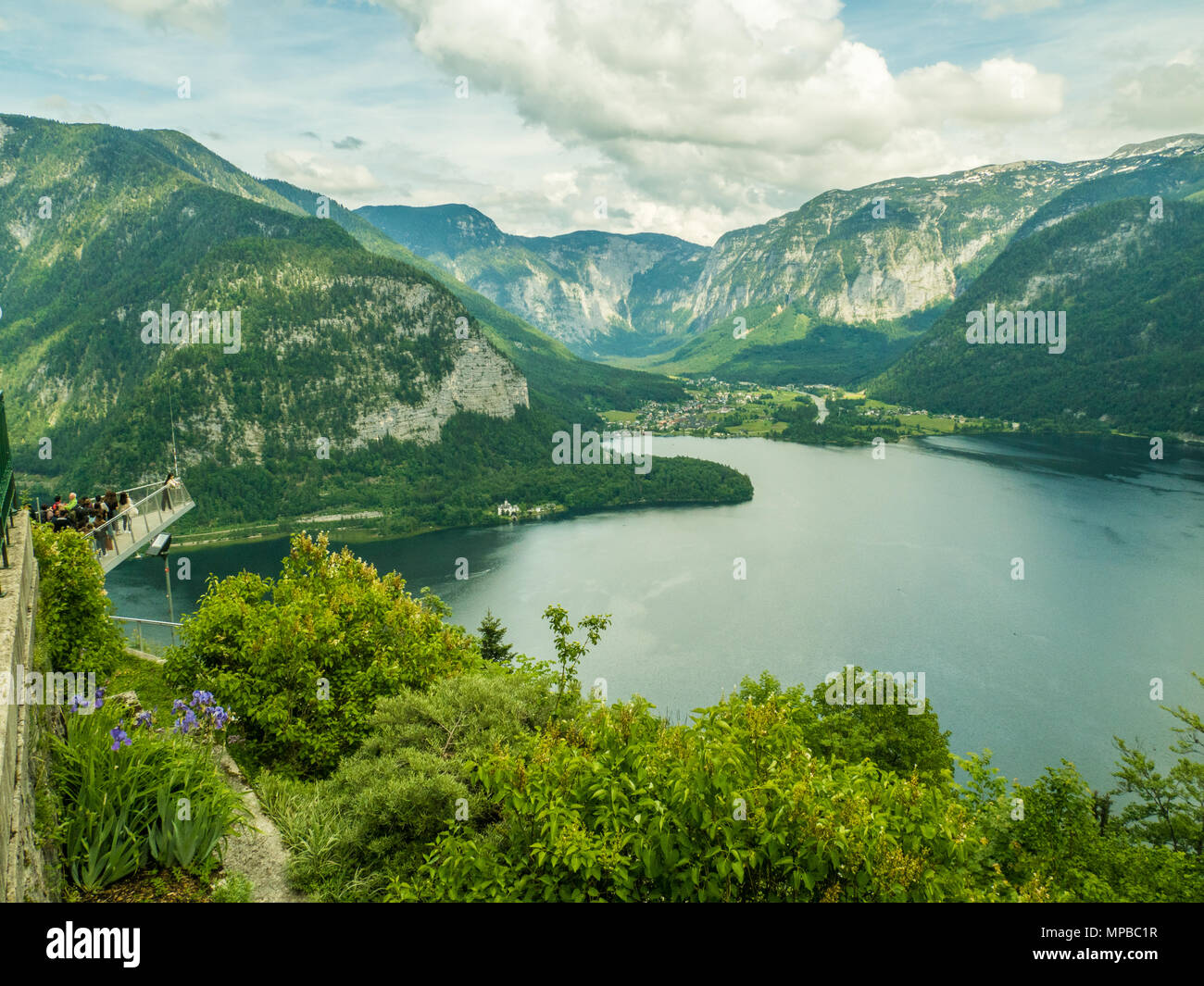 Lago Hallstatt in Austria con lo Skywalk piattaforma di osservazione sulla sinistra Foto Stock