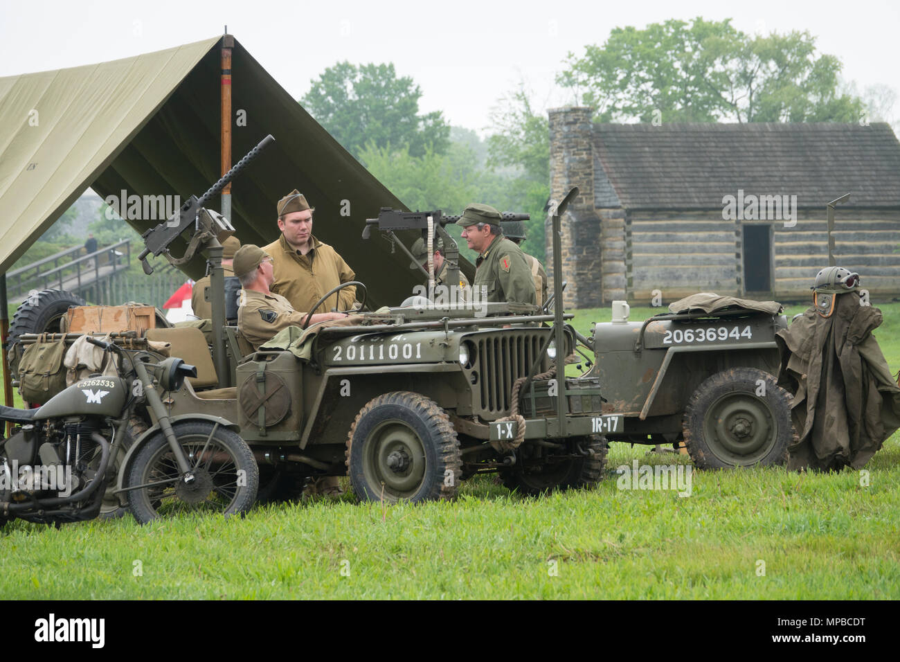USA Pennsylvania PA Carlisle reenactors pongono come II Guerra Mondiale due soldati dell esercito presso l'U.S. Patrimonio dell'esercito e del centro di formazione Foto Stock