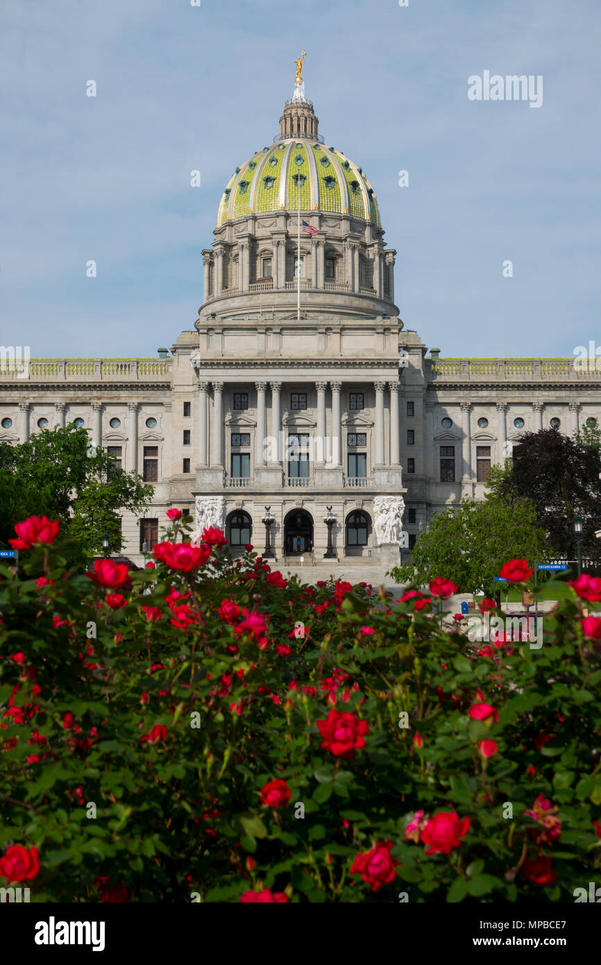 USA Pennsylvania PA Harrisburg cercando di State Street per lo State Capitol Building e la sua cupola Foto Stock