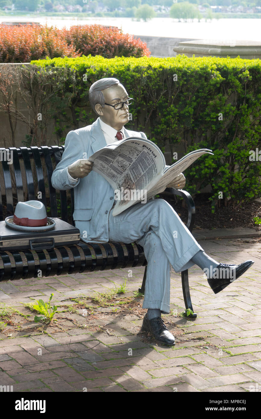 USA Pennsylvania PA Harrisburg scultura in bronzo di uomo quotidiano di lettura lungo la strada anteriore da artista J. Seward Johnson Foto Stock