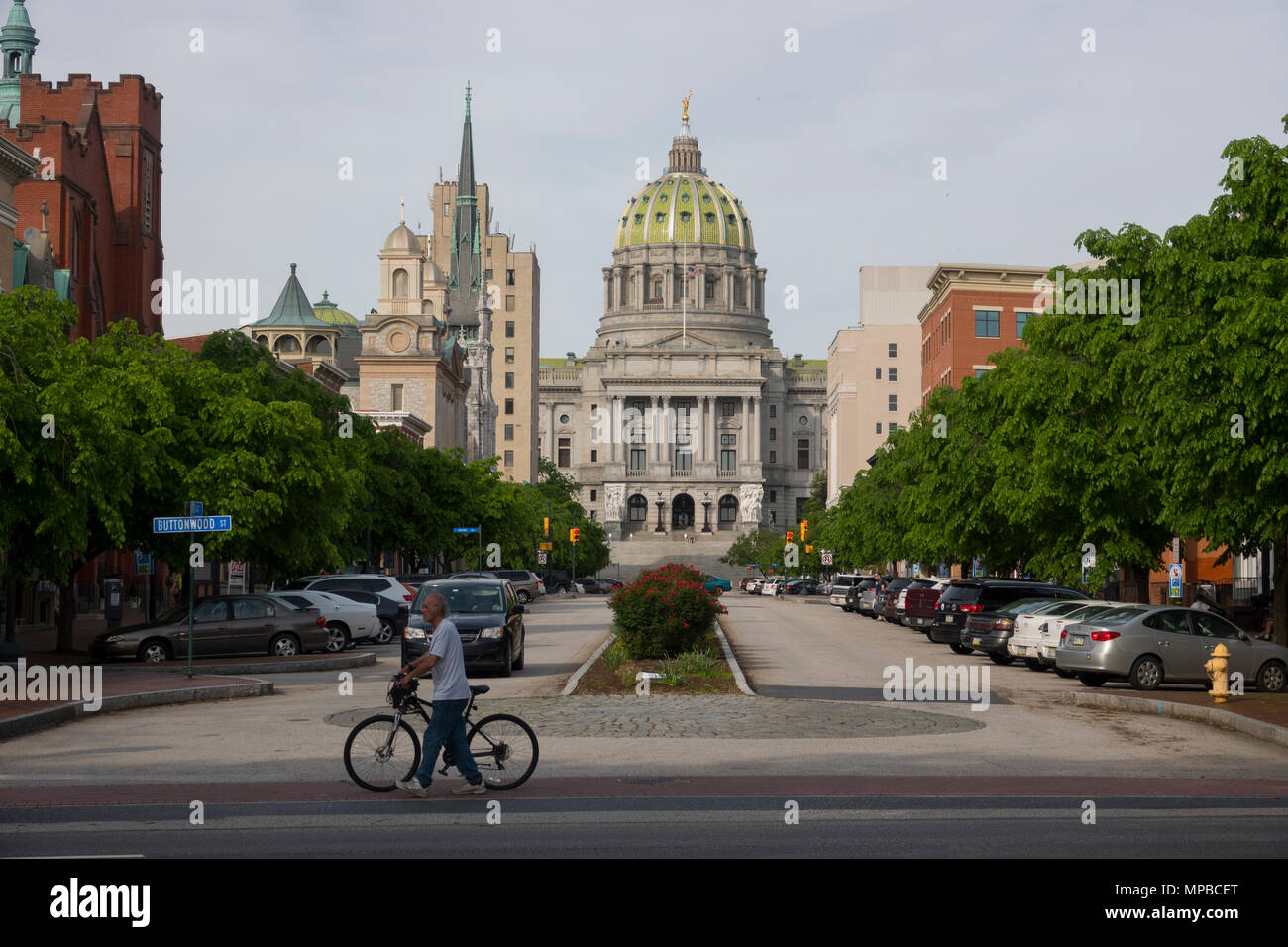 USA Pennsylvania PA Harrisburg cercando di State Street per lo State Capitol Building e la sua cupola Foto Stock