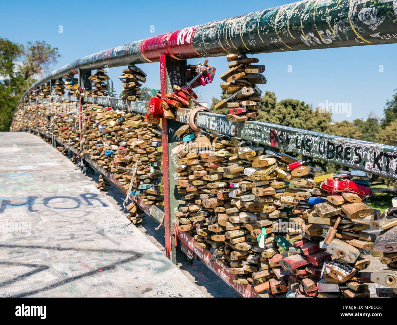 Ponte pedonale su Fiume Mapocho con close up di massa di amore si blocca e graffiti, Racamalac bridge, Santiago del Cile Foto Stock