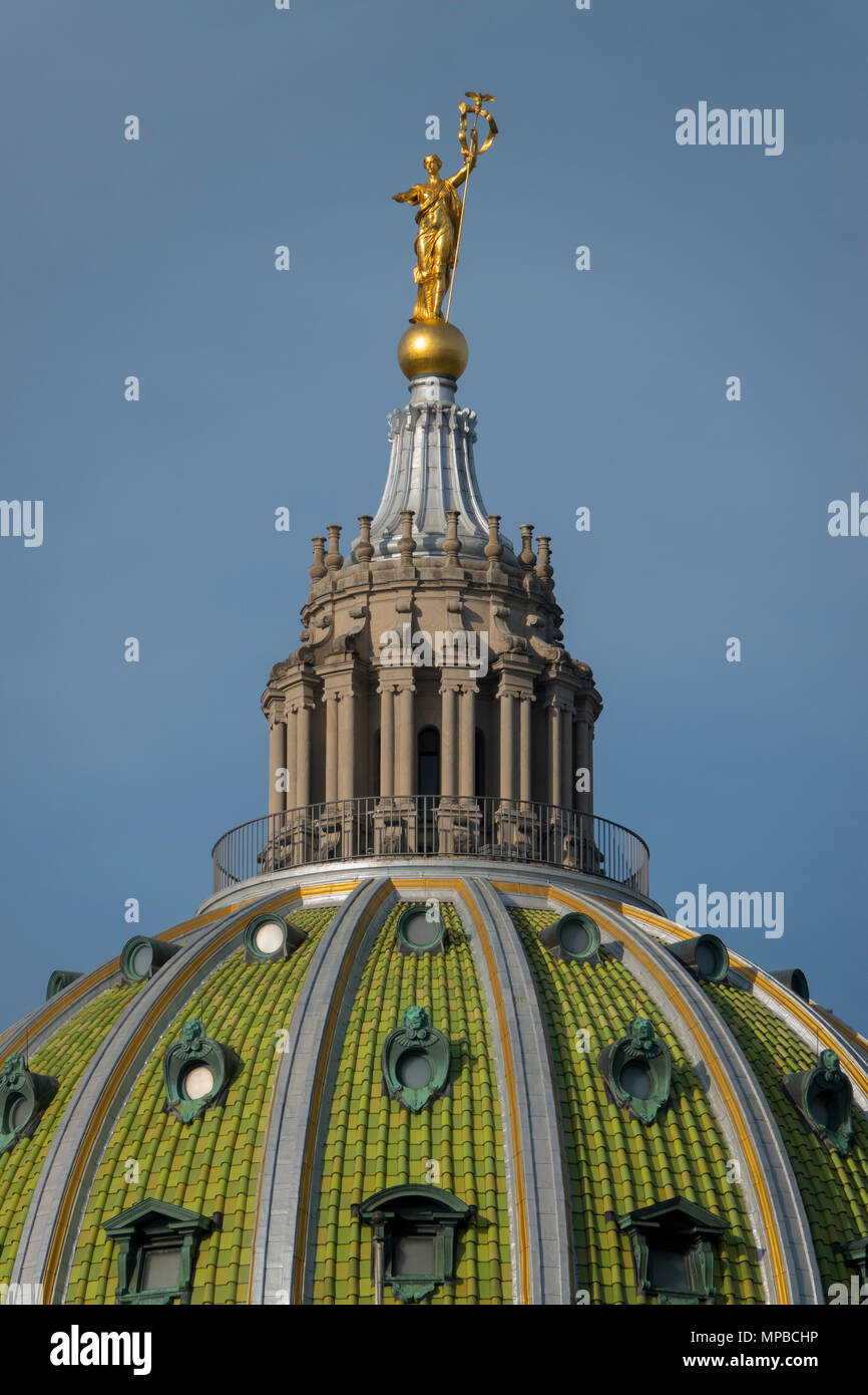 USA Pennsylvania PA Harrisburg cercando di State Street per lo State Capitol Building e la sua cupola Foto Stock