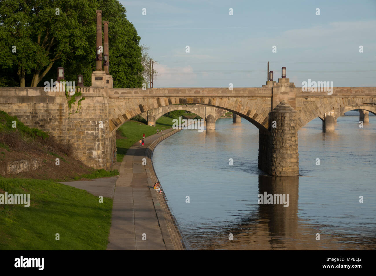USA Pennsylvania PA Harrisburg State Capitol sul fiume Susquehanna Market Street Bridge noto anche come Camelback Bridge Foto Stock