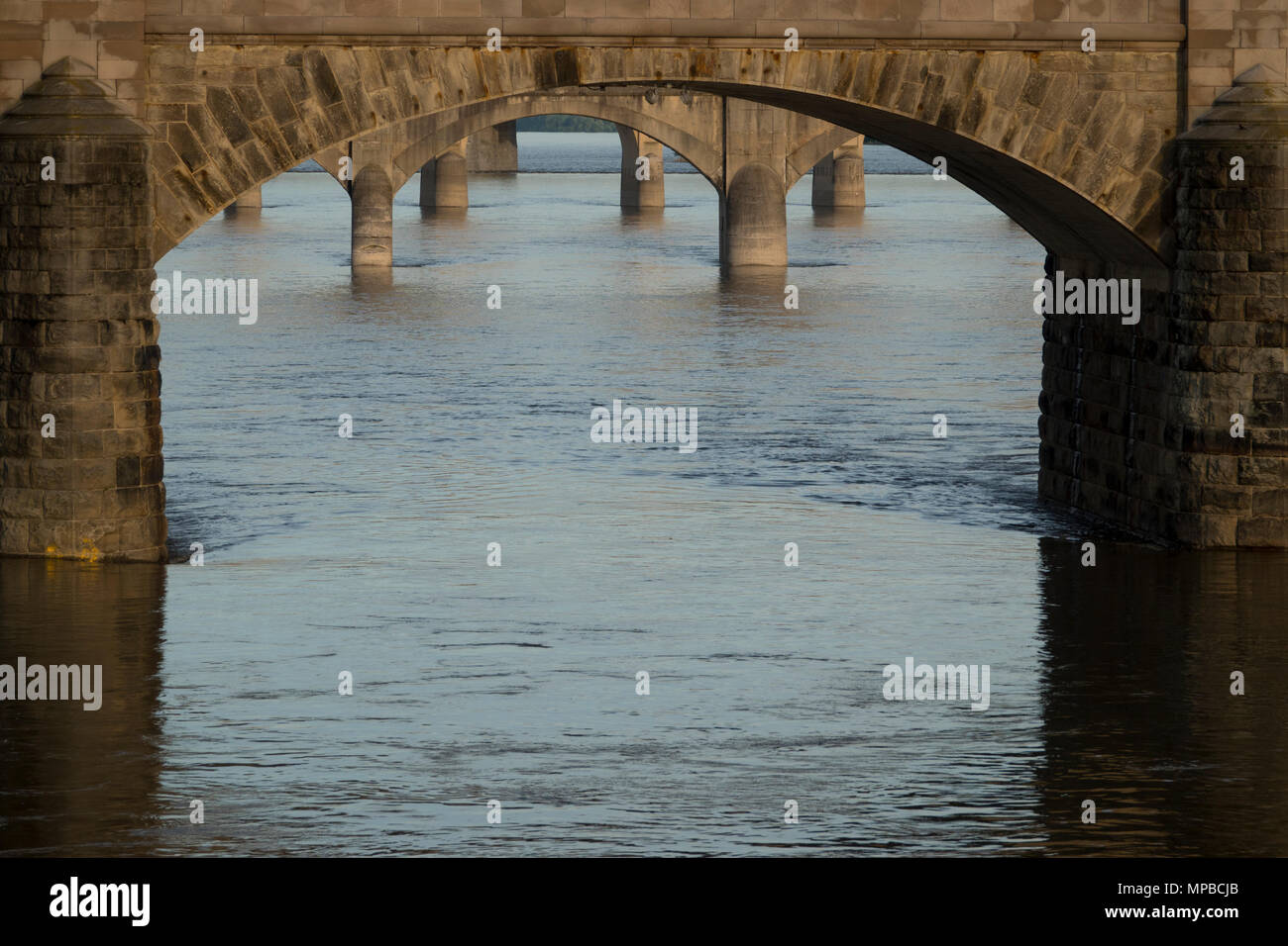 USA Pennsylvania PA Harrisburg fiume Susquehanna arcata in pietra bridge supporta e spalle Foto Stock