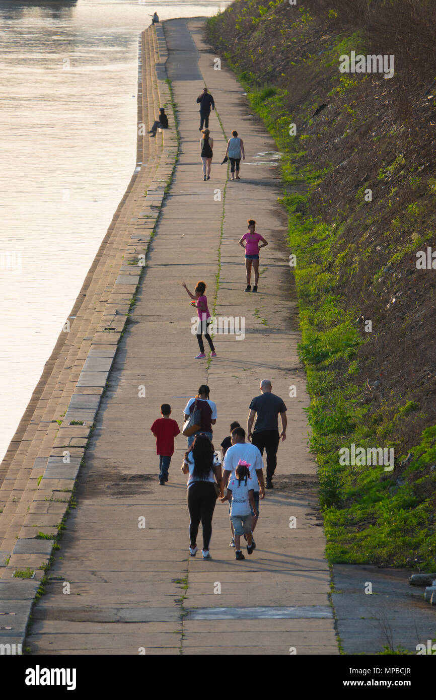 USA Pennsylvania PA Harrisburg state capitol persone godendo il Riverfront a piedi su una serata estiva lungo il fiume Susquehanna Foto Stock