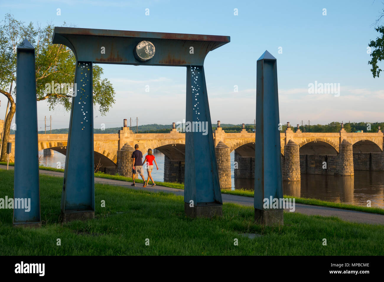 USA Pennsylvania PA Harrisburg State Capitol sul fiume Susquehanna Market Street Bridge noto anche come Camelback ponte di Arco egiziano e obelischi Foto Stock