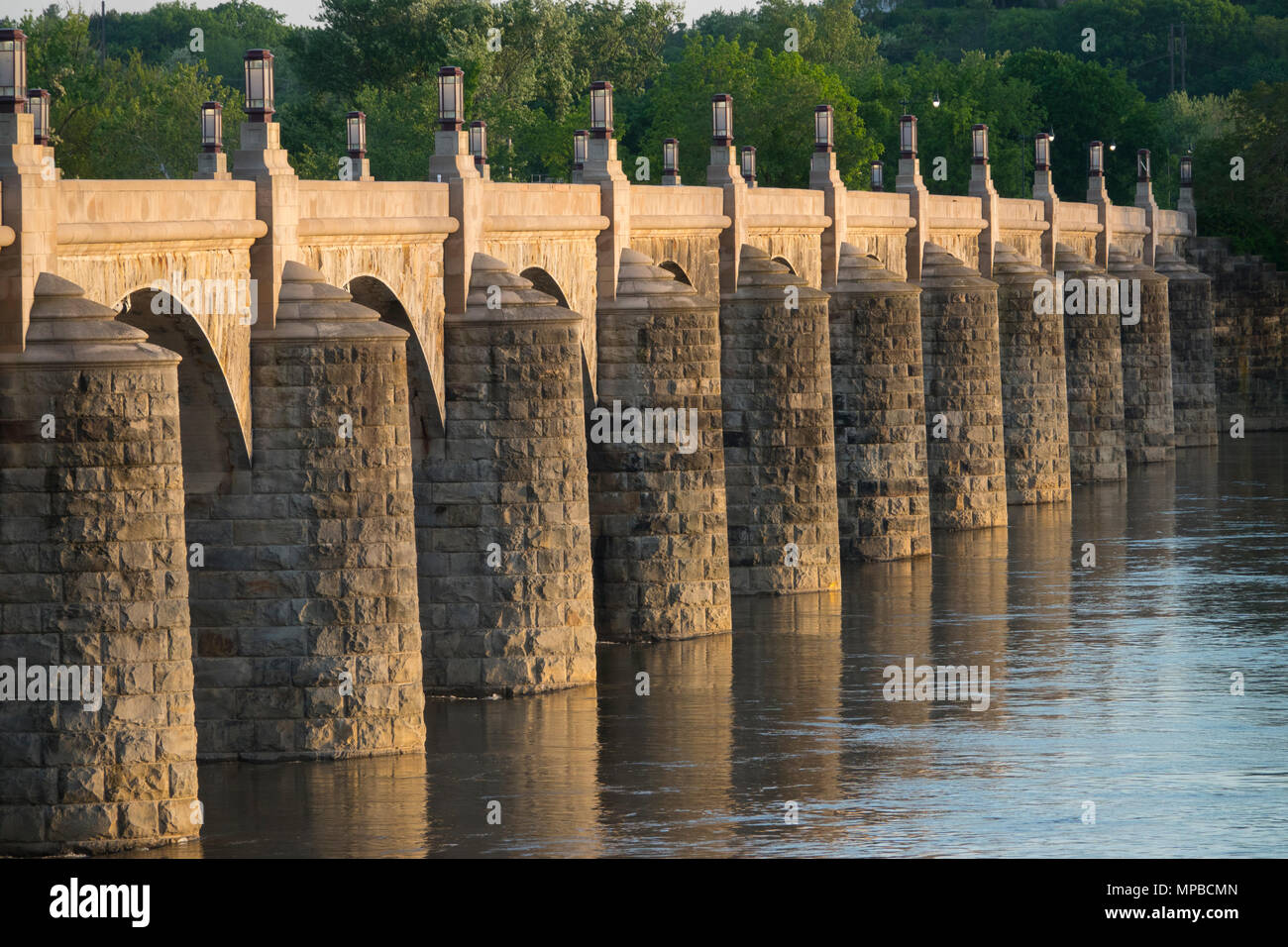 USA Pennsylvania PA Harrisburg State Capitol sul fiume Susquehanna Market Street Bridge noto anche come Camelback Bridge Foto Stock