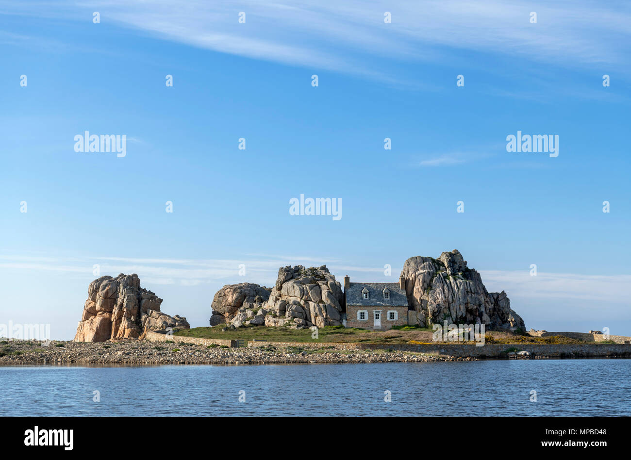 Casa tra due rocce, le Gouffre du Castel-Meuru, Plougrescant, nei pressi di Treguier, Côte de Granit Rose, Bretagna Francia Foto Stock