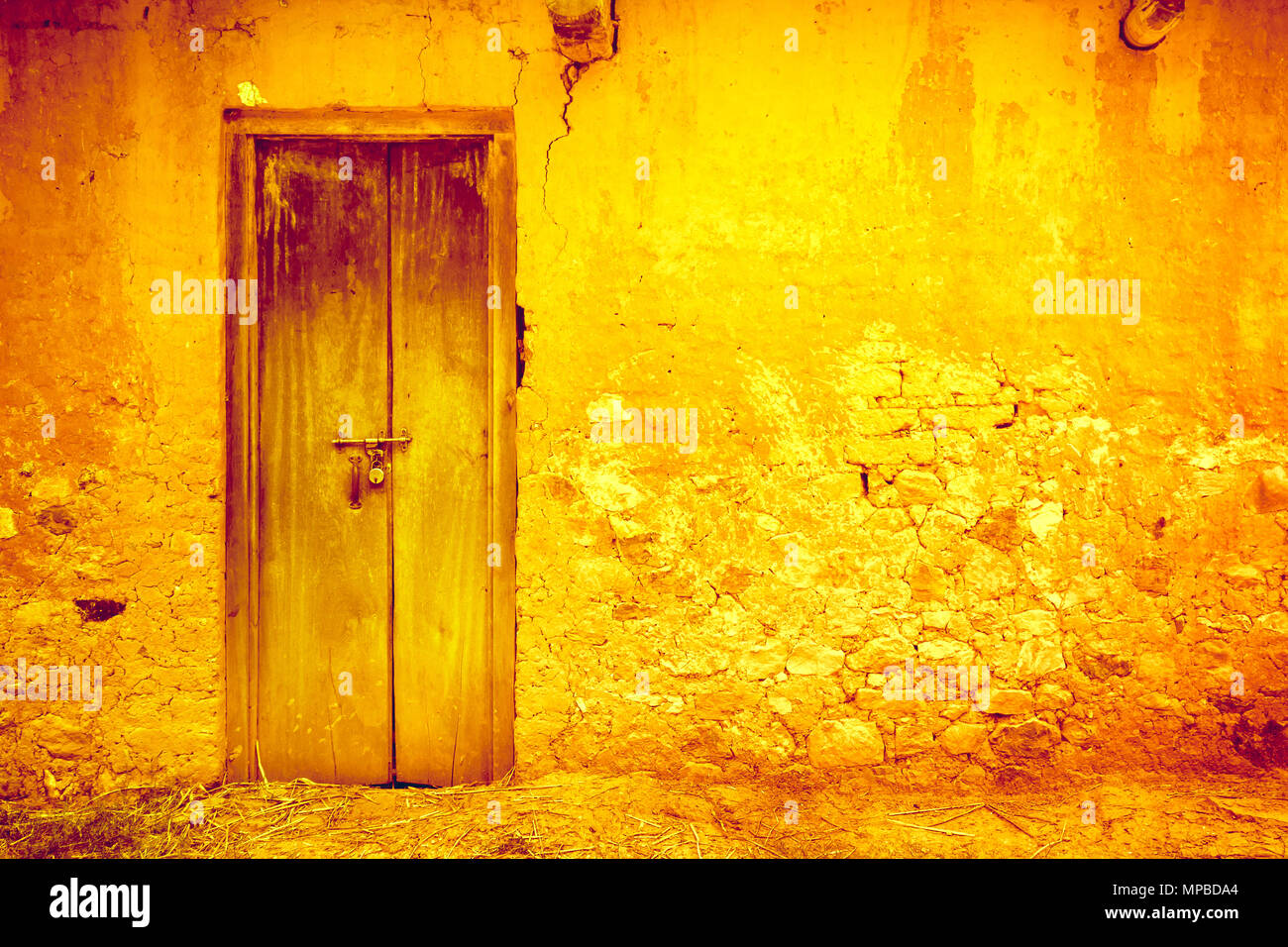 Elegante incrinato vintage parete luminosa in giallo arancione con sfumature blu royal porta di legno. Uno sfondo ideale per uno stile rétro illustrazioni e collage. Stile grunge. Ritocco artistico. Foto Stock