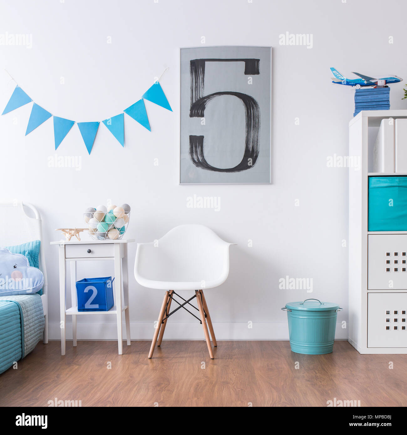 Camera da letto bianco con decorazioni blu progettata la soluzione ideale sia per i ragazzi che per le ragazze Foto Stock