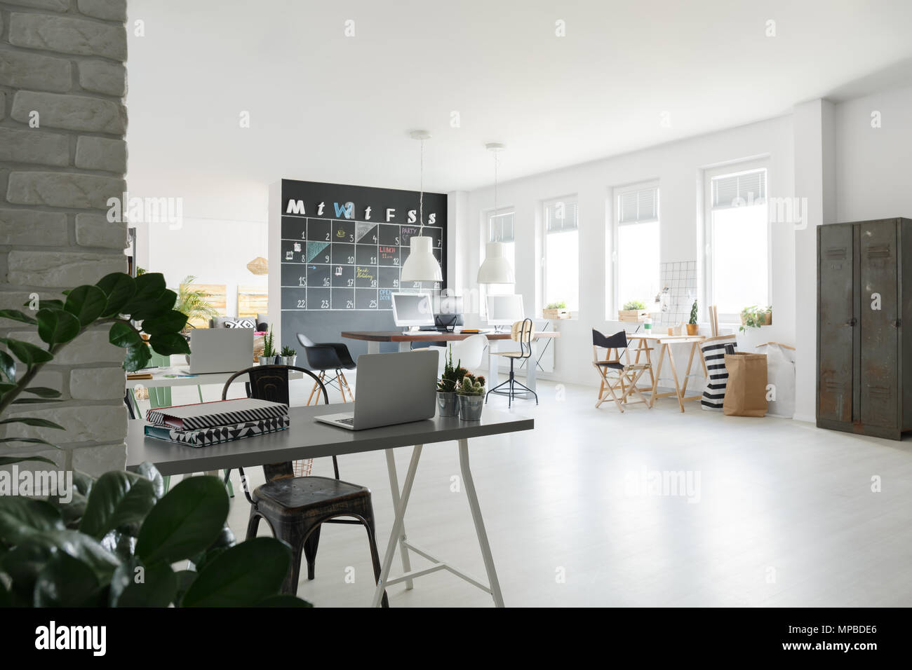 Bianco e nero, alla moda spazio coworking in stile industriale Foto stock -  Alamy