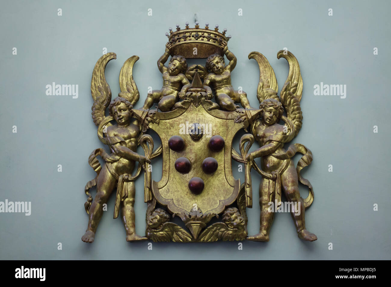 Lo stemma di casa Medici sulla scala principale nella Galleria degli Uffizi (Galleria degli Uffizi di Firenze, Toscana, Italia. Foto Stock