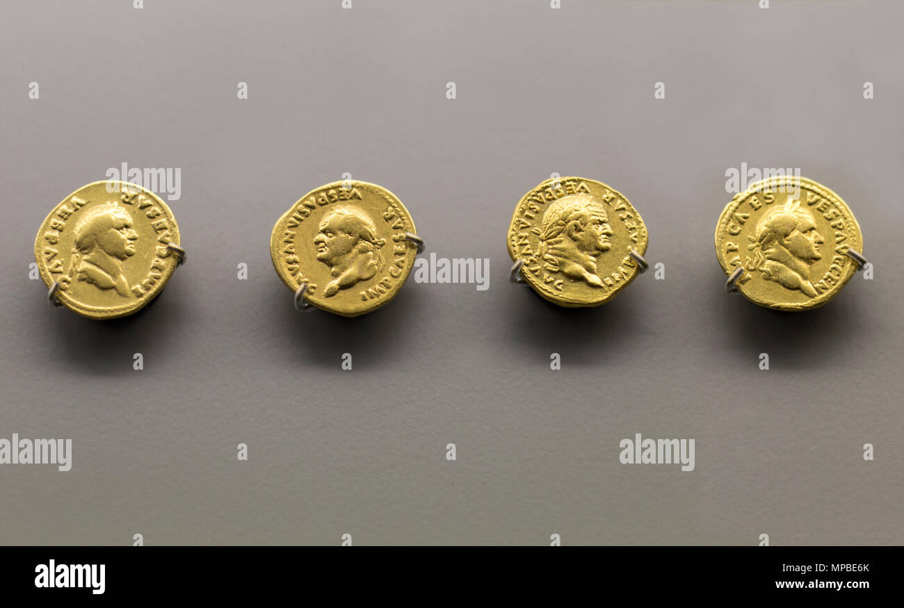 Merida, Spagna - Dicembre 20th, 2017: oro imperiale romana monete con il Busto di imperatore Vespasiano. Museo Nazionale di Arte Romana di Merida, Spagna Foto Stock