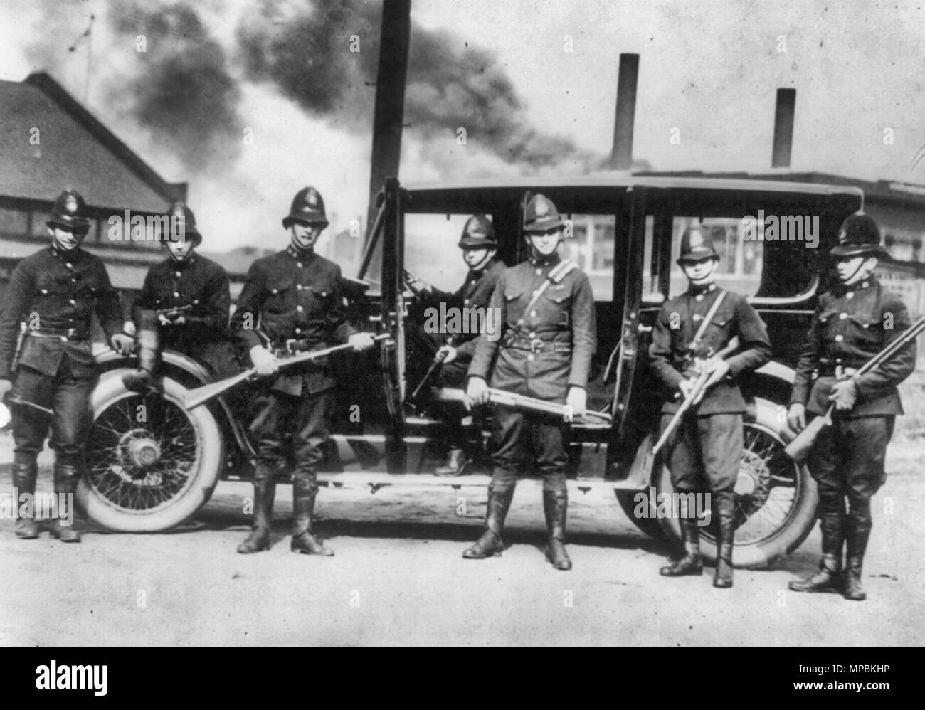 Ultime notizie dal distretto di acciaio - Stato troopers pronto per una chiamata in fretta a Farrell, Pennsylvania - sette posti con le pistole di tumulto. 1919 Foto Stock