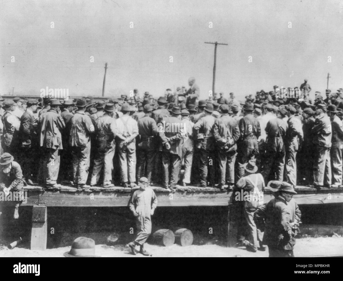 La minaccia di sciopero in acciaio - grande gruppo di uomini sul dock ascolto altoparlante. Settembre 1919 Foto Stock