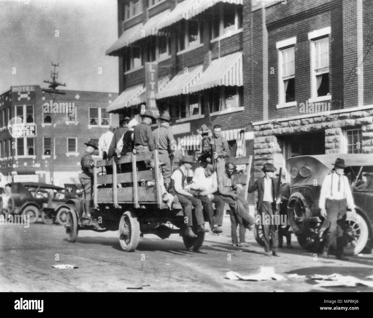 Carrello su strada vicino a Litan Hotel portante e i soldati americani Africani durante il Tulsa, Oklahoma race riot nel 1921 Foto Stock