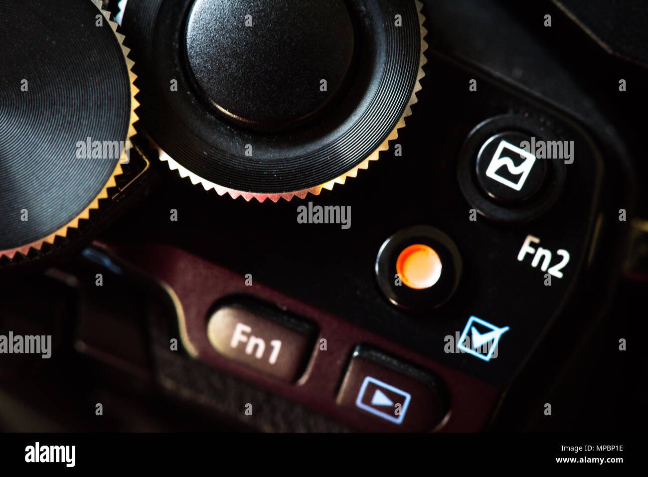 Close up Mirrorless micro 4/3 Fotocamera digitale quadrante e il pulsante funzione. La tecnologia della fotocamera digitale concetto. Foto Stock
