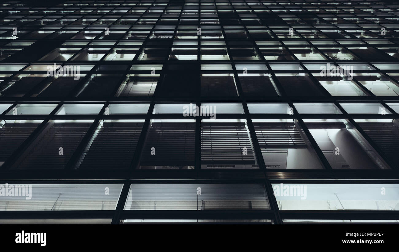 Vista ad angolo basso di un edificio illuminato in città di notte Foto Stock