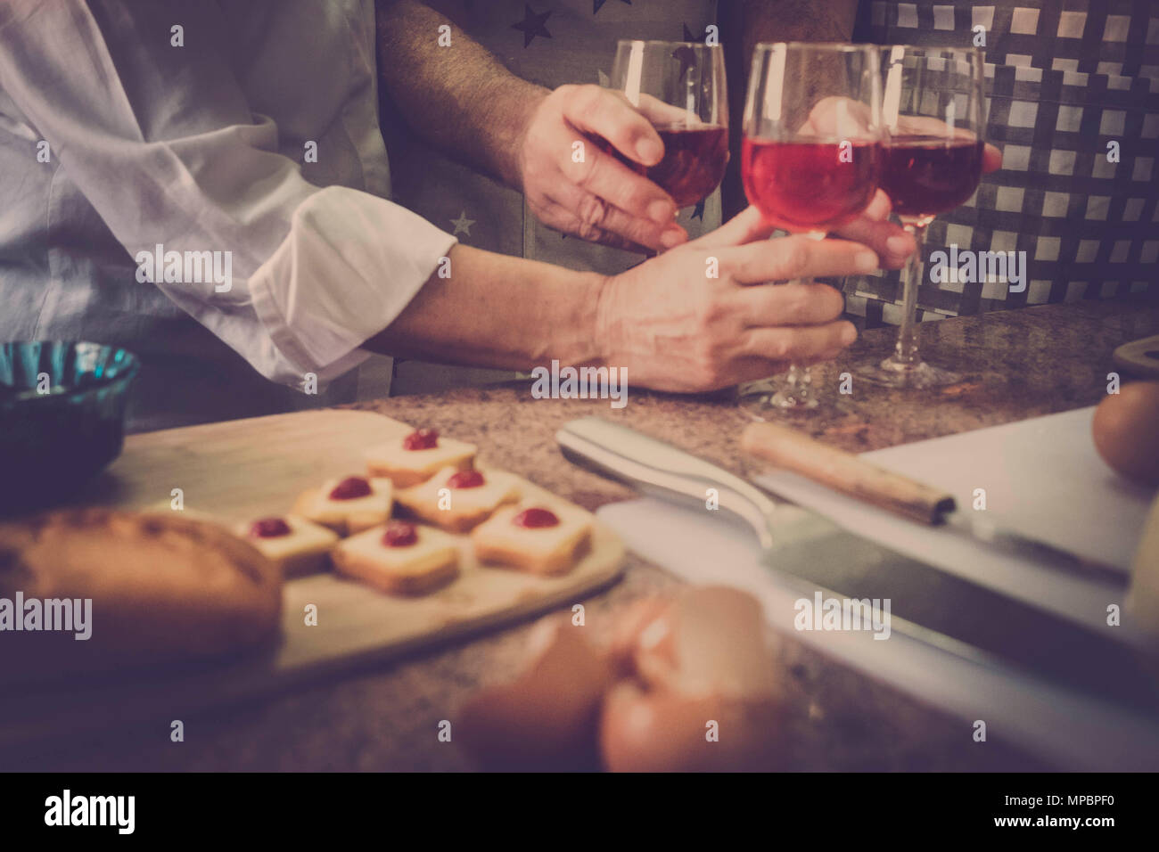 Vintage filtro per un cocktail home scena con tre mani da due uomini e una donna di casa. Scena nazionale di vita abituale per un po' di tempo insieme. Foto Stock