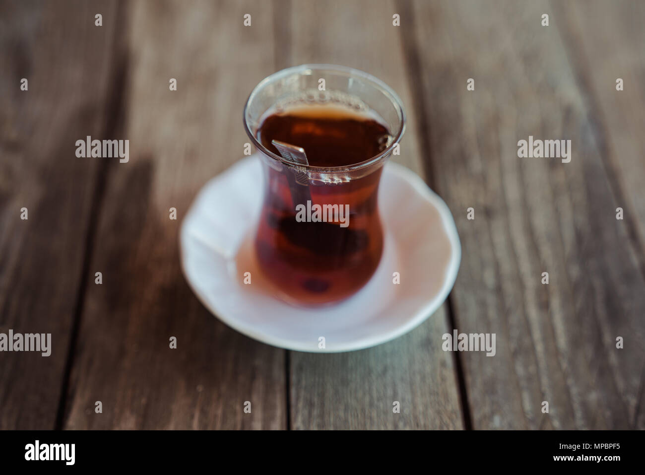 Tradizionale tè turco sullo sfondo di legno. Foto Stock