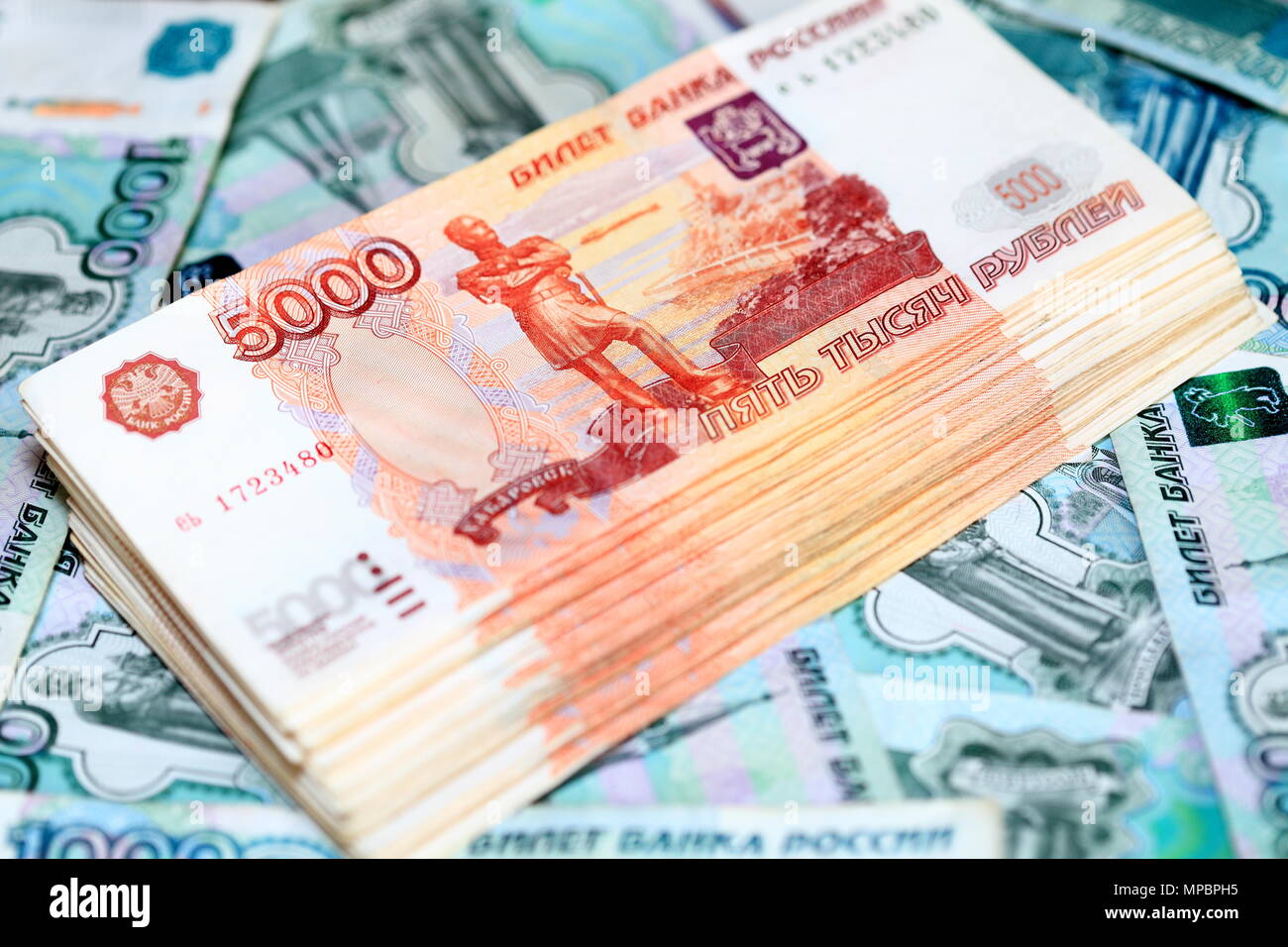 Denaro della Russia. I conti rubli russi. STROFINARE le banconote. 5000  rubli. Affari, finanza, notizie di fondo Foto stock - Alamy