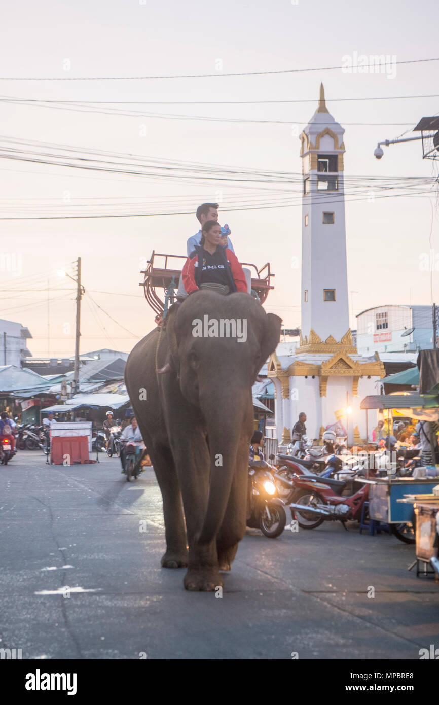 Un thai elephant presso la torre dell orologio al mercato nella città di Surin in Isan nel nordest della Thailandia. Thailandia, Isan, Surin, Novembre 2017 Foto Stock