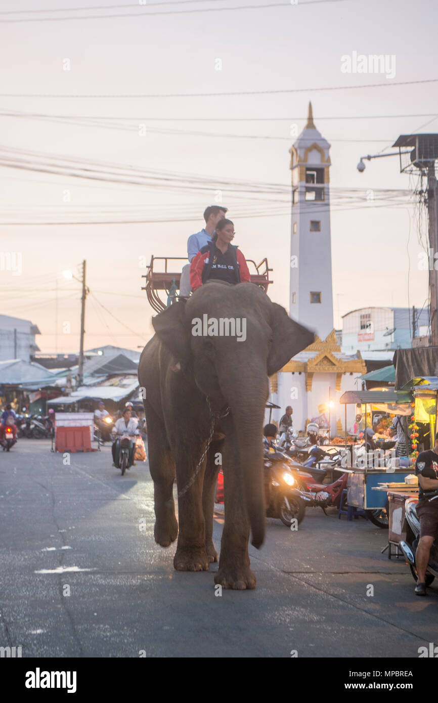 Un thai elephant presso la torre dell orologio al mercato nella città di Surin in Isan nel nordest della Thailandia. Thailandia, Isan, Surin, Novembre 2017 Foto Stock