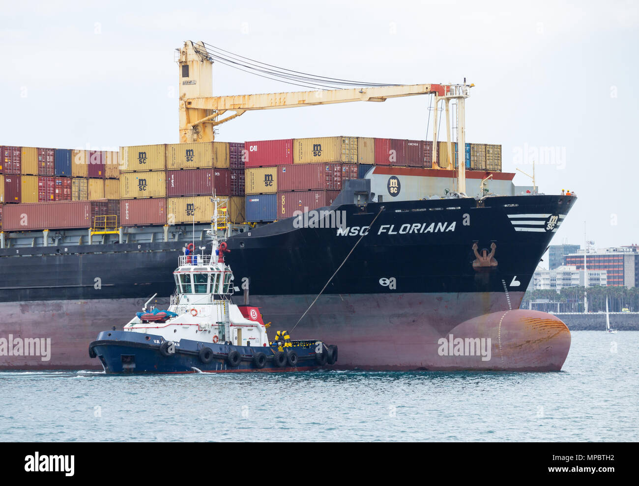 Rimorchiatore barche guidare MSC Floriana nave container nel porto di Las Palmas de Gran Canaria Isole Canarie Spagna Foto Stock