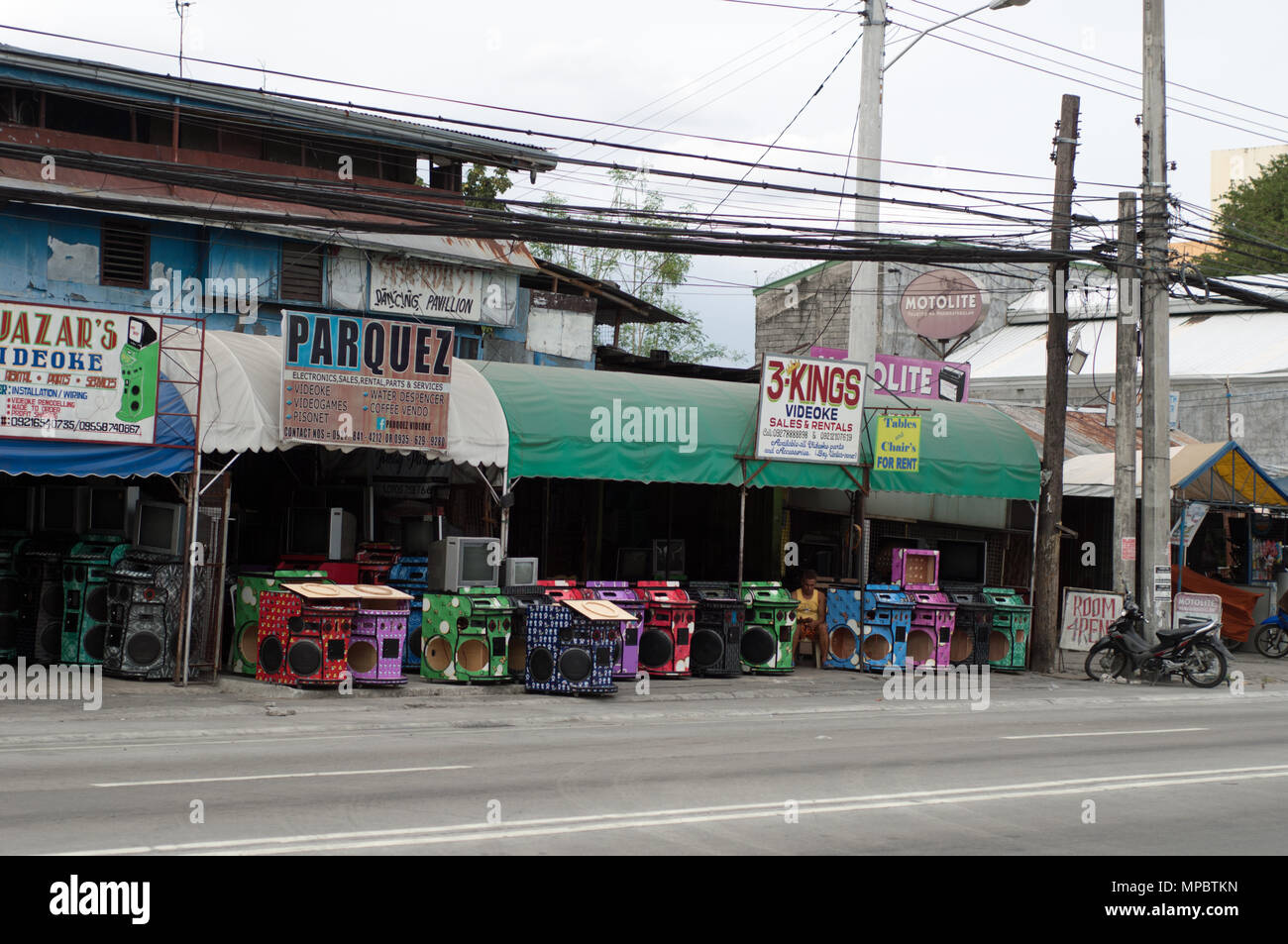 Gli altoparlanti di karaoke per la vendita, Angeles City, Filippine Foto Stock