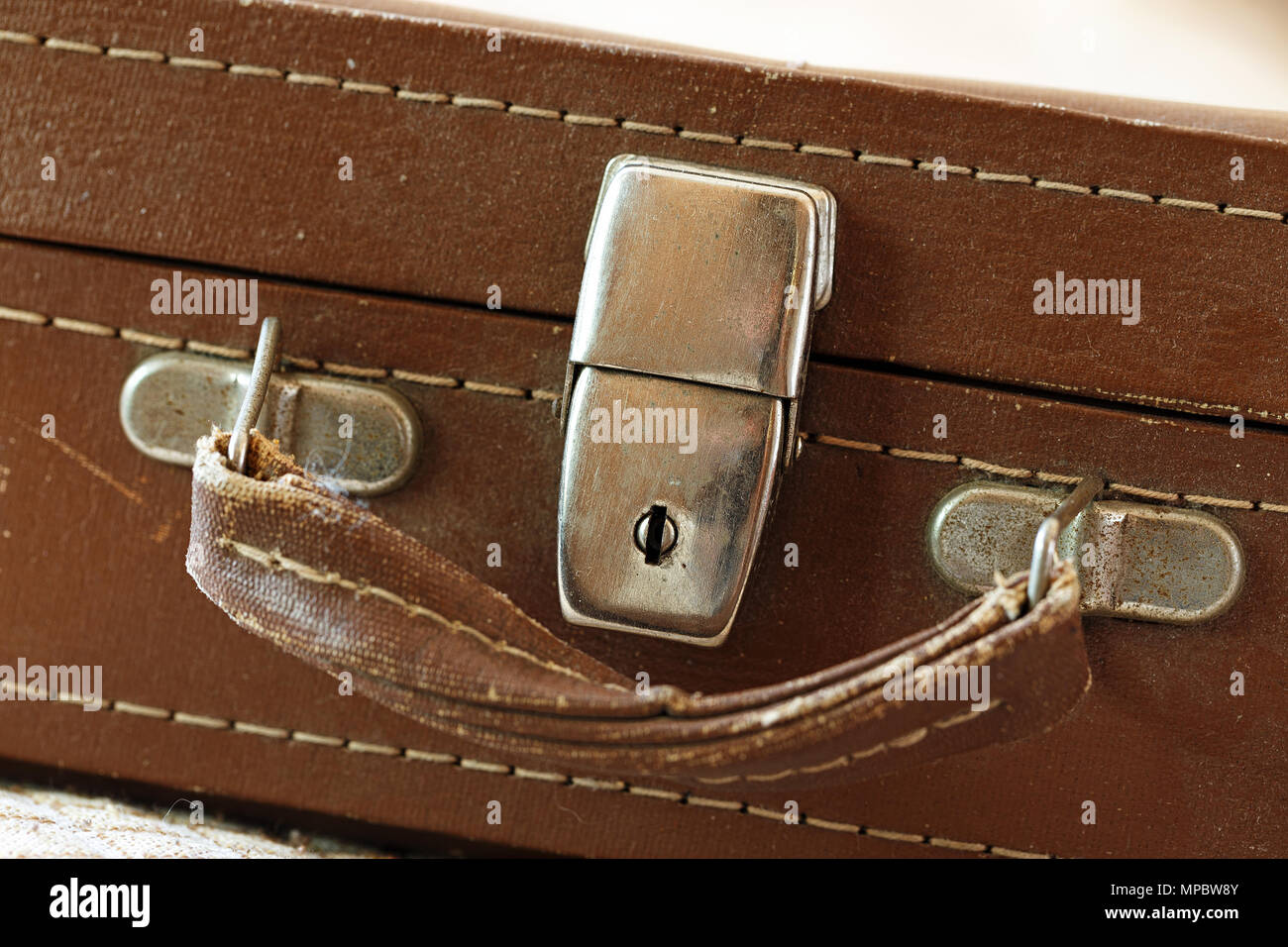 Vecchia valigia vintage in camera. La maniglia di valigia. Colore di primo  piano e la foto in orizzontale Foto stock - Alamy