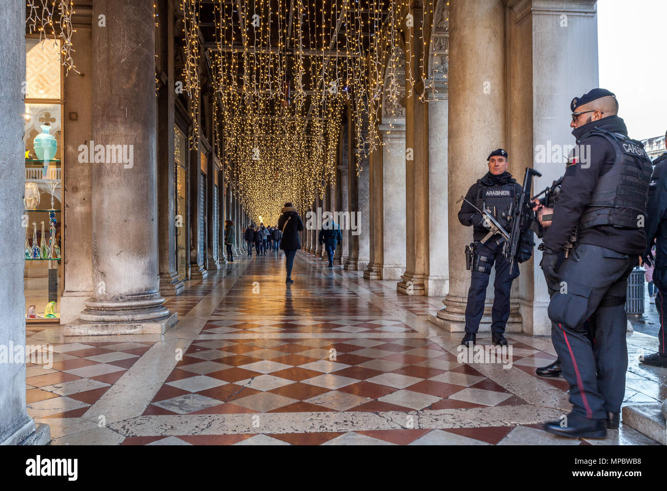Venezia, Italia - 02 gennaio 2018: le forze di polizia di guardia in Piazza San Marco colonnato. Si tratta di un anti-terrorismo service durante il periodo di Natale Foto Stock