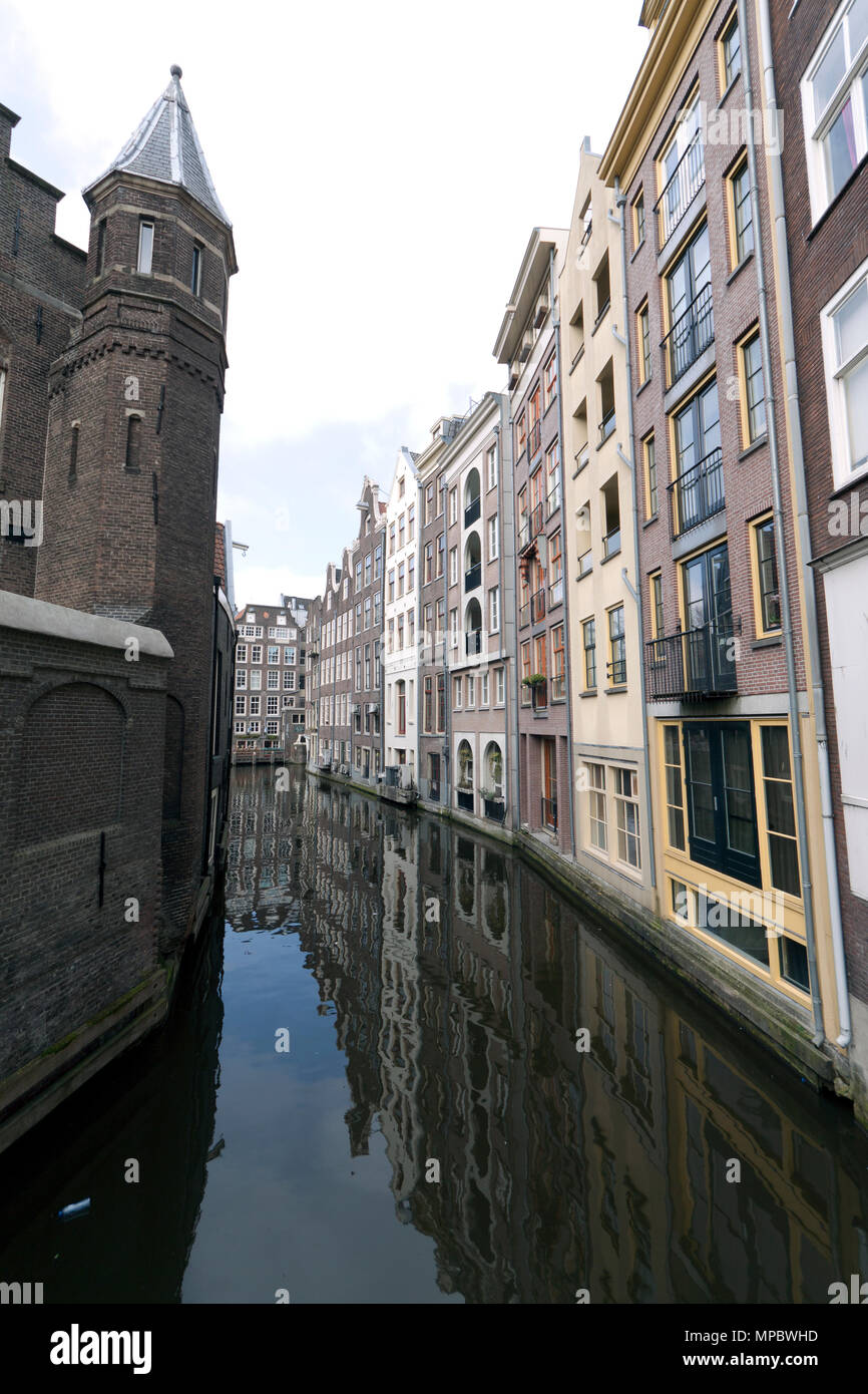 Amsterdam, Paesi Bassi-marzo 23,2015: Amsterdam Oudezijds Achterburgwal canal nel centro della città Foto Stock