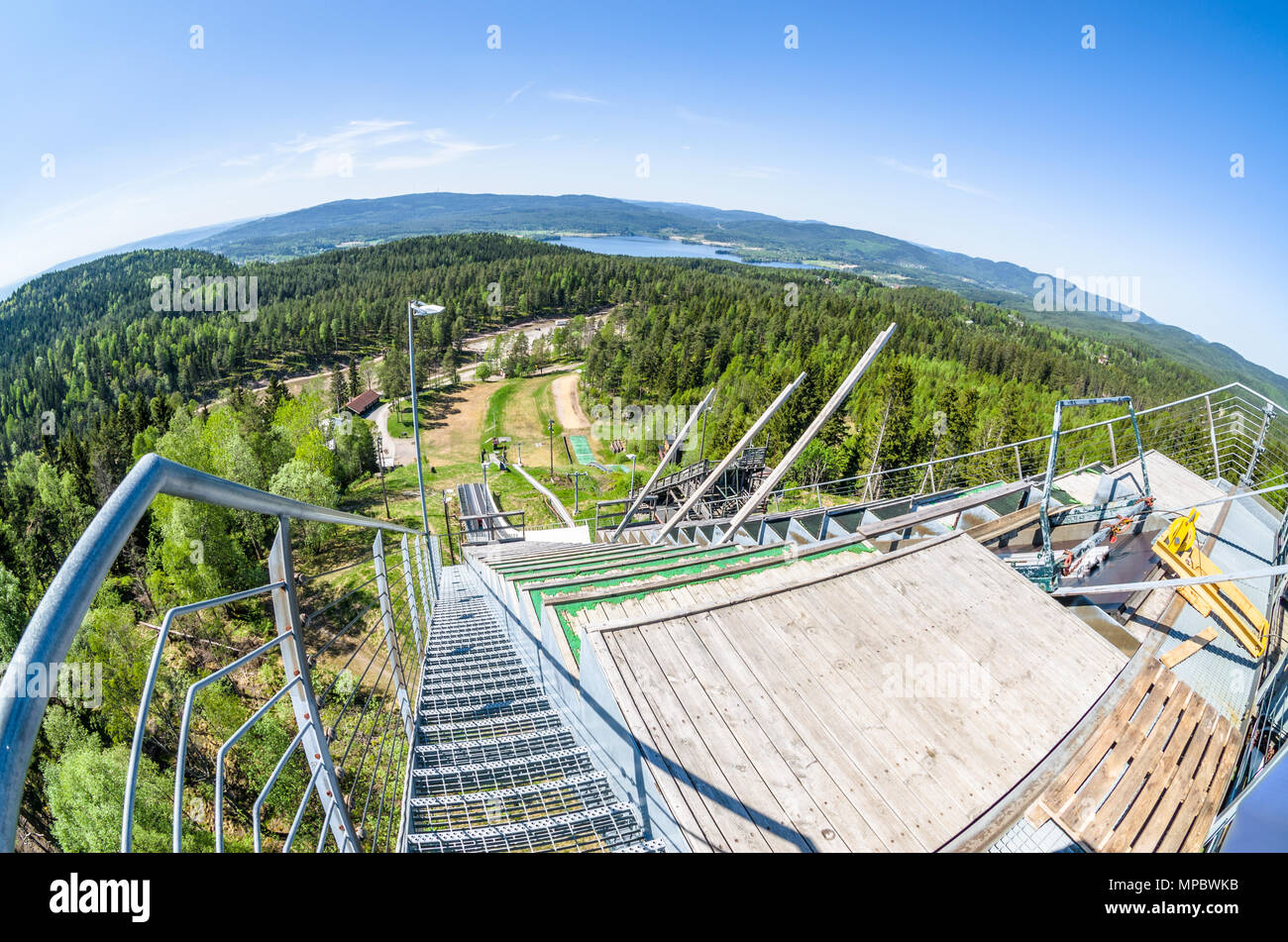 Linderud ski jumping torre fuori stagione in tarda primavera giornata di sole. Foto Stock
