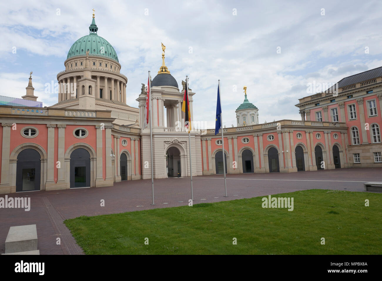 Il 31 agosto 2017, Potsdam, Germania, Fortunaportal, arcuato, ingresso alla storica piazza del Mercato, dietro la grande cupola di San Nikolaikirche [la Chiesa] © Peter SPURRIER Foto Stock