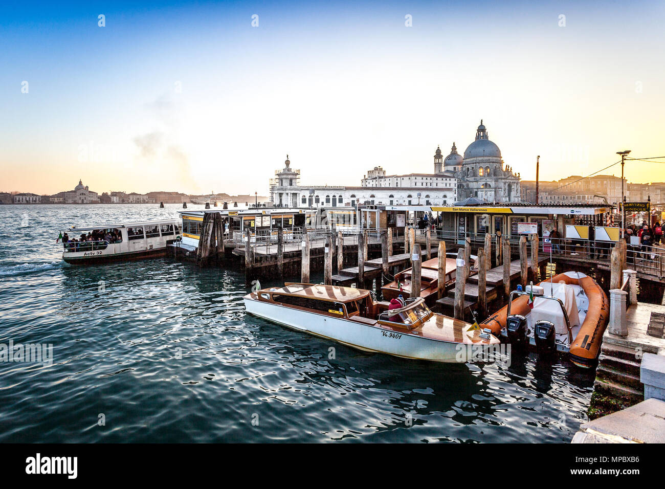 Venezia, Italia - 02 gennaio 2018: vaporetto il terminale al tramonto davanti alla Basilica della Salute. Il vaporetto è il mezzo pubblico per eccellenza di Foto Stock