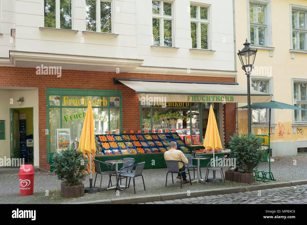 Il 31 agosto 2017, Potsdam, Germania. Il 31 agosto 2017, Side Walk, frutta e verdura, caffetteria, ristorante, tavoli, tavolo, sedie, ombrellone giallo © Peter SPURRIER, Foto Stock