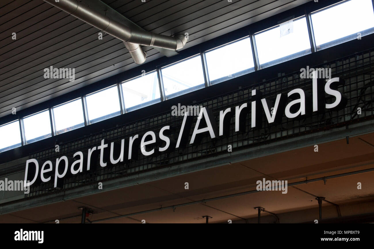 Amsterdam, Paesi Bassi-maggio 12, 2015: Partenza Arrivo firmare all'aeroporto di Schiphol Amsterdam condurre le persone a loro desitination Foto Stock