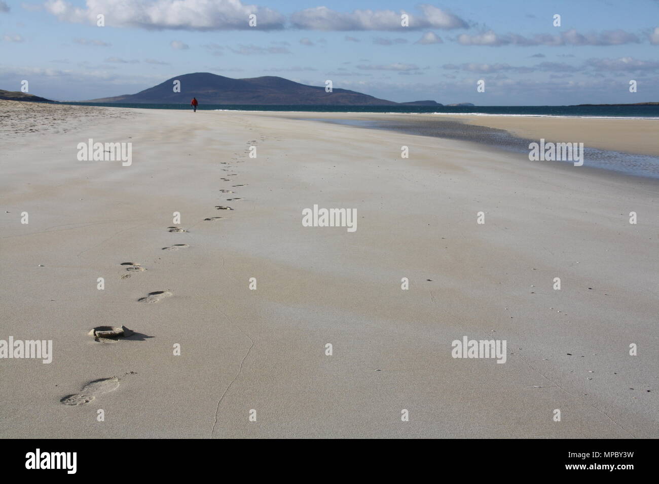 Una singola traccia di orme nella sabbia sulla spiaggia Luskentire, Isle of Harris, Scozia. Foto Stock