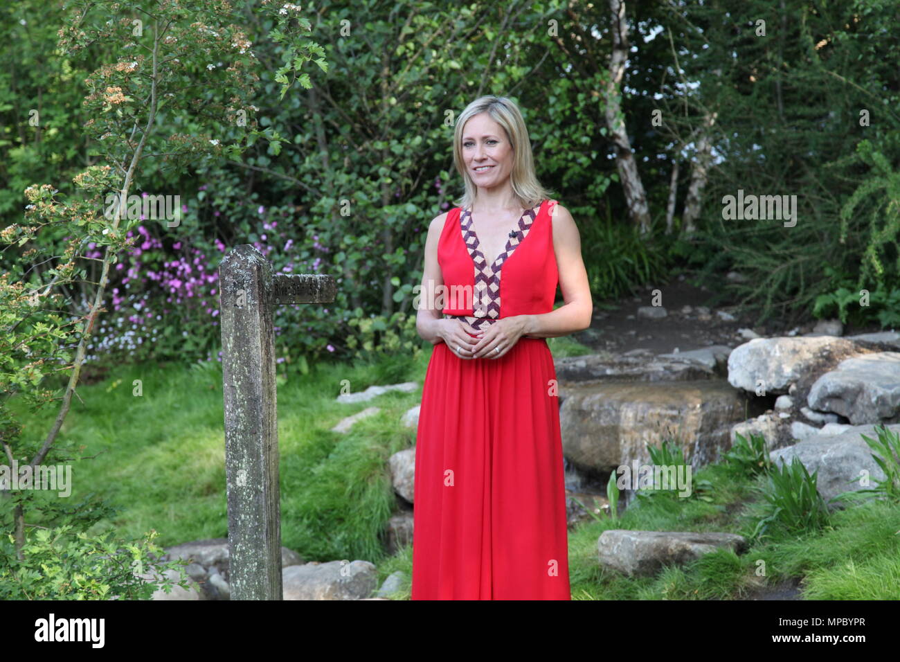 A Chelsea, Londra, Regno Unito. 21 Maggio, 2018. A Chelsea, Londra, Regno Unito. 21 maggio 2018. Sophie Raworth sul Benvenuti al giardino dello Yorkshire at Chelsea Flower Show 2018, progettato da Marco Gregorio per Landformconsultants.co.uk Credit: Jenny Lilly/Alamy Live News Foto Stock