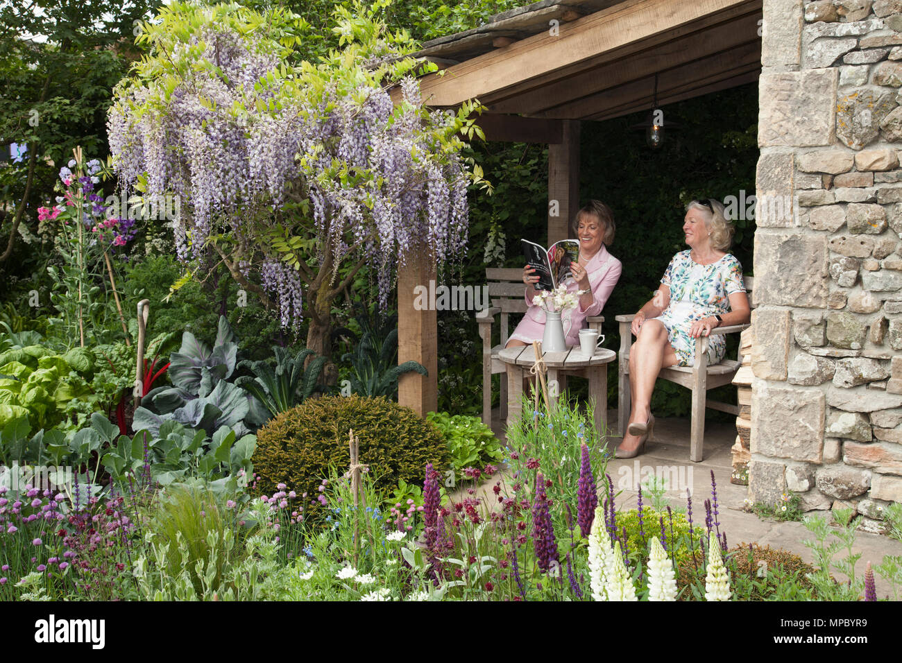 A Chelsea, Londra, Regno Unito. 21 Maggio, 2018. A Chelsea, Londra, Regno Unito. 21 maggio 2018. Dame Esther Rantzen e un amico sul Benvenuti al giardino dello Yorkshire at Chelsea Flower Show 2018, progettato da Marco Gregorio per Landformconsultants.co.uk Credit: Jenny Lilly/Alamy Live News Foto Stock