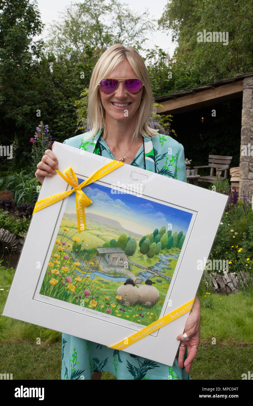 A Chelsea, Londra, Regno Unito. 21 Maggio, 2018. Jo Wiley sul Benvenuti al giardino dello Yorkshire at Chelsea Flower Show 2018, progettato da Marco Gregorio per Landformconsultants.co.uk Credit: Jenny Lilly/Alamy Live News Foto Stock