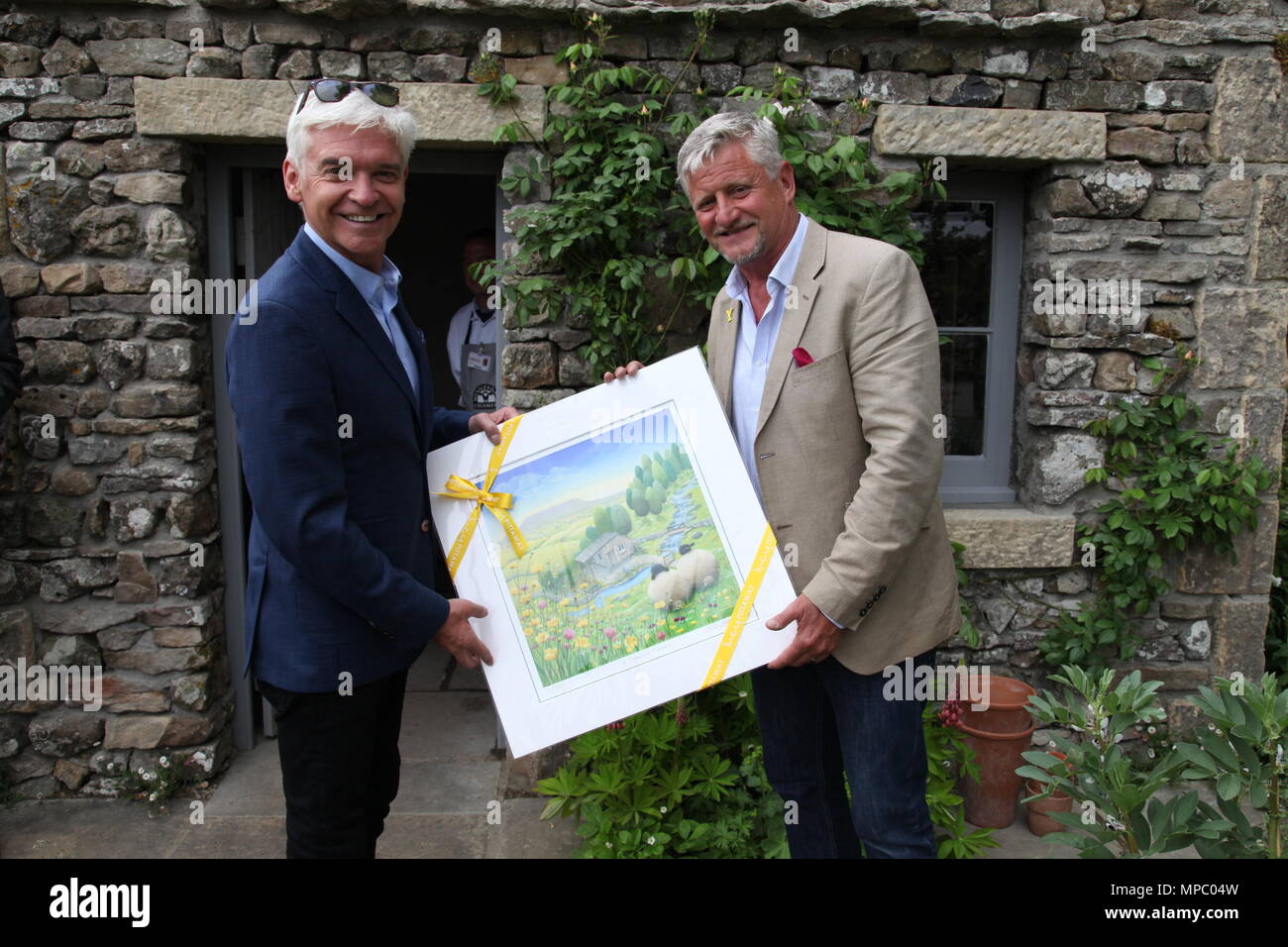 A Chelsea, Londra, Regno Unito. 21 Maggio, 2018. Phillip Schofield essendo presentato con una foto di Mark Gregory sulla Benvenuti al giardino dello Yorkshire at Chelsea Flower Show 2018, progettato da Marco Gregorio per Landformconsultants.co.uk Credit: Jenny Lilly/Alamy Live News Foto Stock