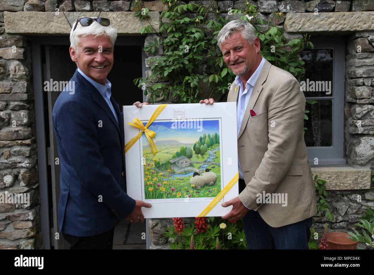 A Chelsea, Londra, Regno Unito. 21 Maggio, 2018. Phillip Schofield essendo presentato con una foto di Mark Gregory sulla Benvenuti al giardino dello Yorkshire at Chelsea Flower Show 2018, progettato da Marco Gregorio per Landformconsultants.co.uk Credit: Jenny Lilly/Alamy Live News Foto Stock